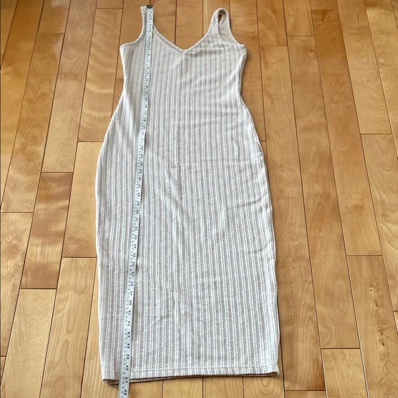 M. Flattering Ribbed Knit Dress - Picture 3 of 4